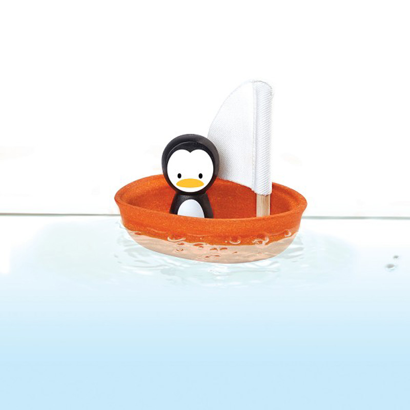 Badbåt pingvinens segelbåt av PlanWool PlanToys