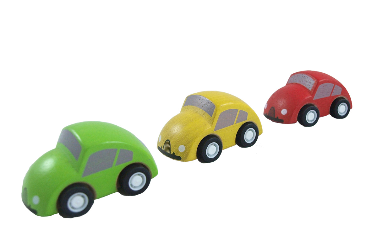 Tre små bilar från PlanToys. Grön, gul, röd. Gummiträ