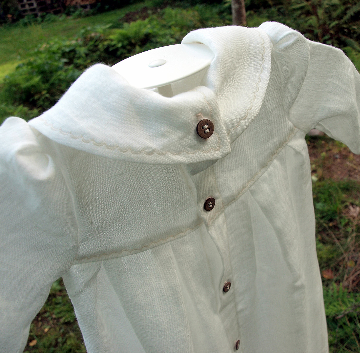 Minimundus dopklänning modell med krage 100% ekologiskt lin