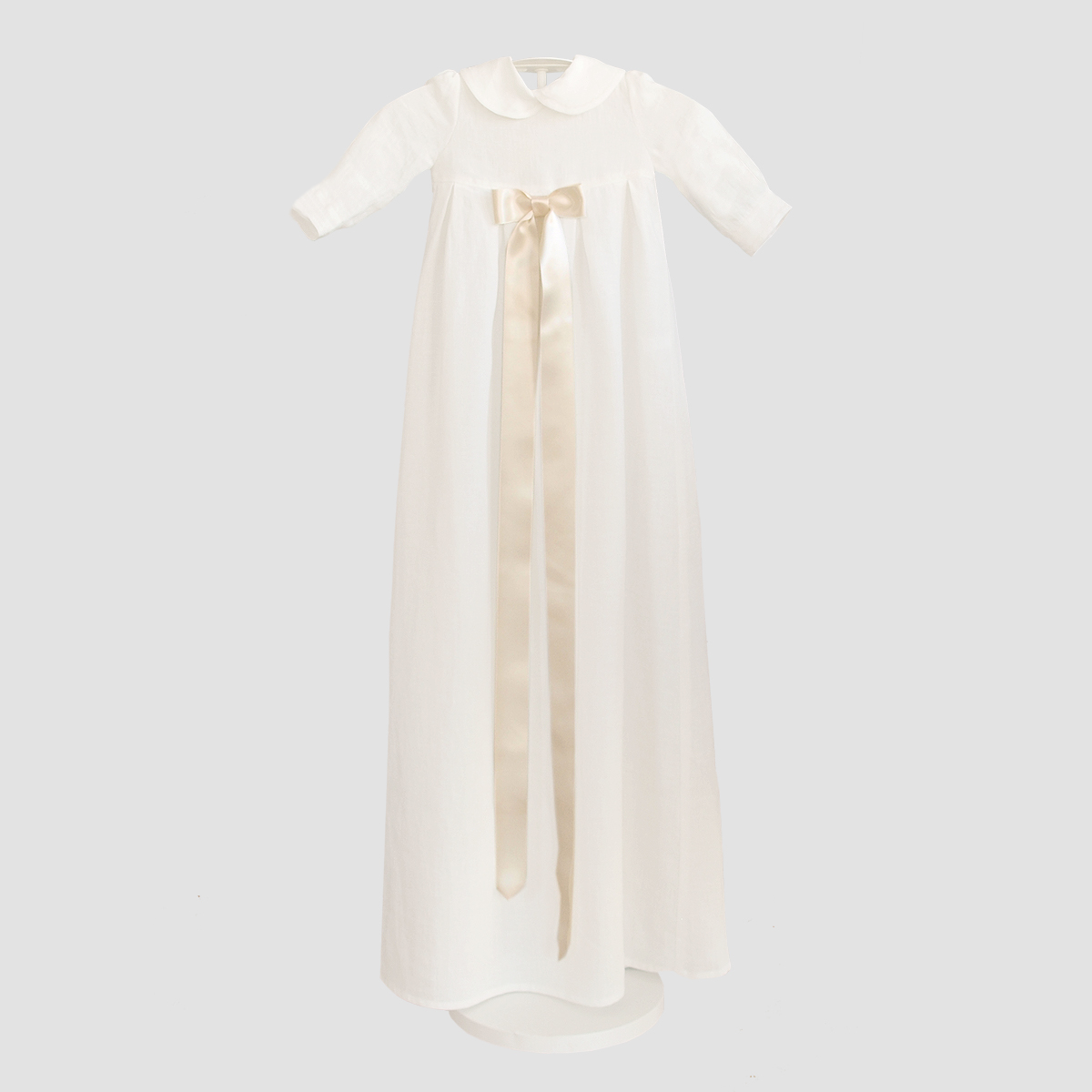 Minimundus dopklänning modell med krage 100% ekologiskt lin med breda cremefärgade satinban