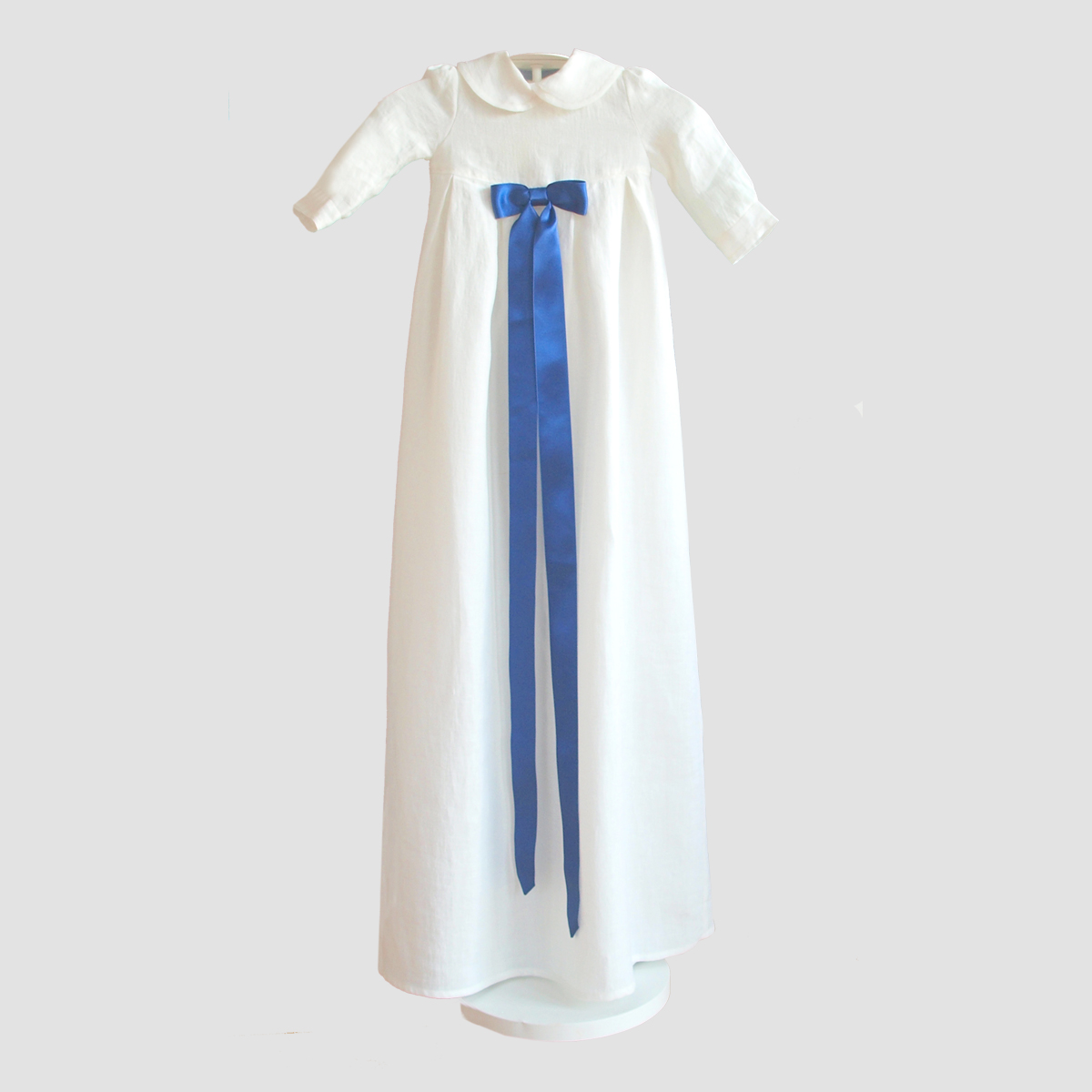 Minimundus dopklänning modell med krage 100% ekologiskt lin med breda kungsblå satinband