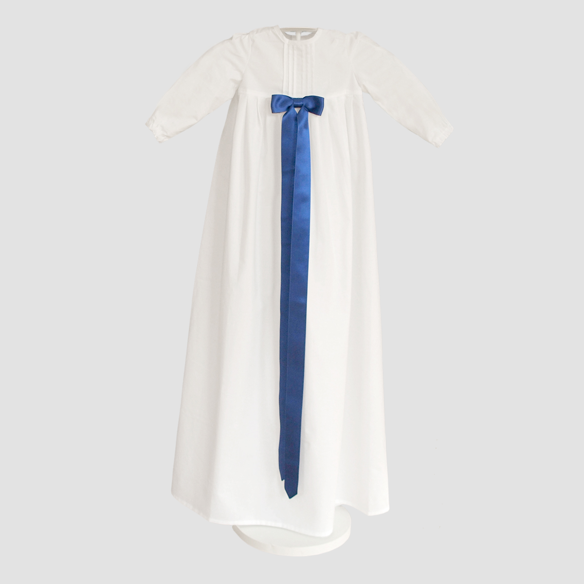 Minimundus dopklänning av 100% ekologisk bomull med breda kungsblå satinband